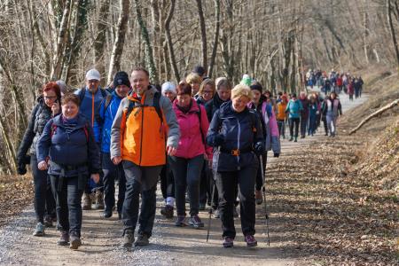 Lokalni turistični vodnik Marko Petrović vodi pohodnike do Novakovega mlina